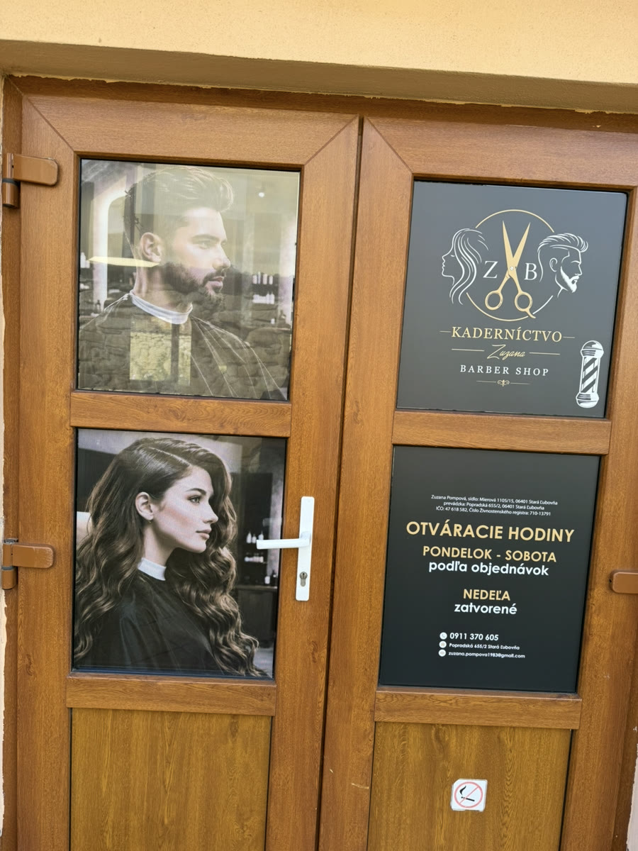 Drevené dvere salónu s logom a otváracími hodinami
